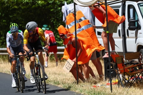 Ο Βέλγος αναβάτης Quinten Hermans της ομάδας Pinarello Q36.5 Pro Cycling Team, ο Λουξεμβούργος αναβάτης Alex Kirsch της ομάδας Cofidis και ο Ιταλός αναβάτης της ομάδας Caja Rural - Seguros RGA, Stefano Oldani, κάνουν ποδήλατο σε απόσχιση.