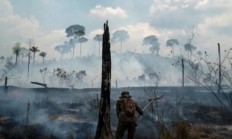DOSYA - 3 Eylül 2019 tarihli bu dosya fotoğrafında, Brezilyalı bir asker Brezilya'nın Novo Progresso kentindeki Nova Fronteira bölgesinde yangınları söndürüyor. 2019'da Novo Progresso kasabası çevresindeki orman alevler içinde kaldı; Brezilya Amazonları'nın kurak mevsimindeki ilk büyük yangınlar, hükümetin yağmur ormanlarını koruma konusundaki yetersizliğine veya isteksizliğine karşı küresel öfkeye yol açtı. Başkan Jair Bolsonaro 2020'de ormandaki yangınları kontrol altına alma sözü verdi ancak bölgede dumanlar yine yoğun.