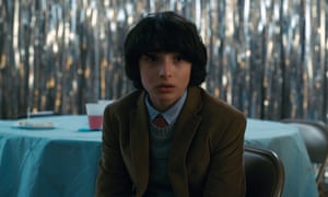 Bộ phim truyền hình Stranger Things Chuyện mùa (Phần 2) - Chỉ sử dụng cho năm 2017. Không sử dụng bìa sách. Tín dụng bắt buộc: Ảnh của Netflix / Kobal / Shutterstock (9309863bu) Finn Wolfhard Điên Stranger Things (Phần 2) TV Series - 2017