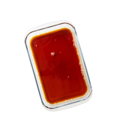 Tuang campuran kopi yang sudah didinginkan ke dalam piring lebar yang tahan freezer.