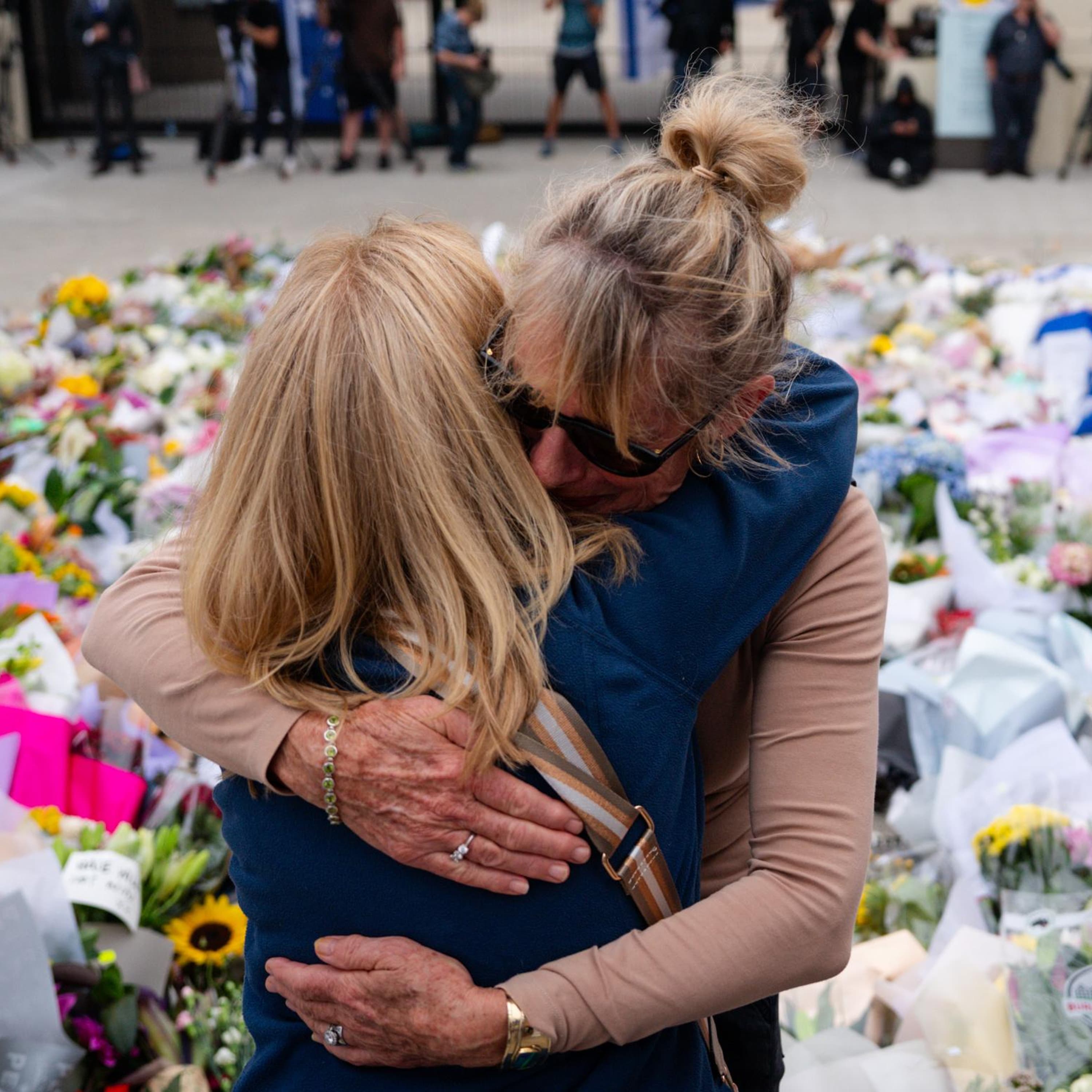 Horror and heroism: what we know about the antisemitic attack at Bondi – The Latest Horror and heroism: what we know about the antisemitic attack at Bondi – The Latest