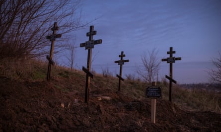 Городское кладбище в Багмуте, Украина, 20 декабря 2022 года.