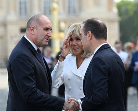 Rumen Radev shaking hands with Sébastien Lecornu as Brigitte Macron watches