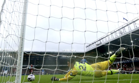 Alphonse Areola saves Beto’s penalty.