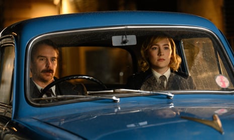 Sam Rockwell and Saoirse Ronan in See How They Run.