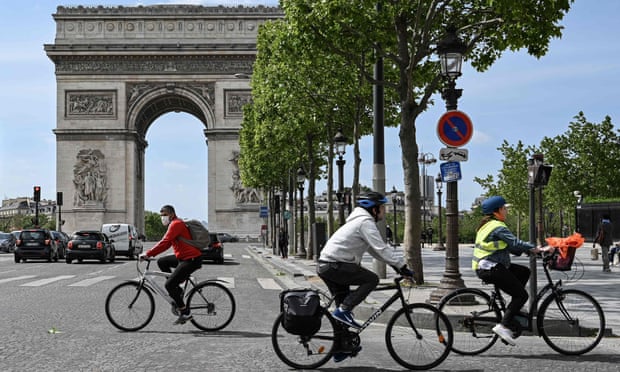 Cyclists near the Arc de Triomphe in Paris