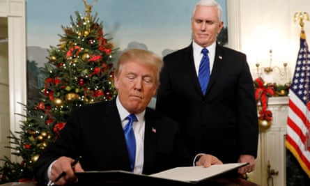 Trump, with Pence behind him, announces that the US recognises Jerusalem as the capital of Israel.