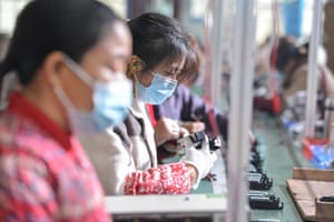 Ein Fließband zur Herstellung von Lautsprechern in einer Fabrik in Fuyang in der östlichen chinesischen Provinz Anhui.
