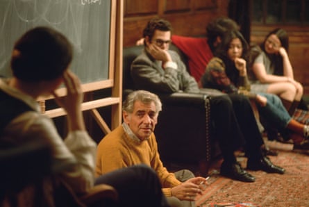 Leonard Bernstein in discussion with students.