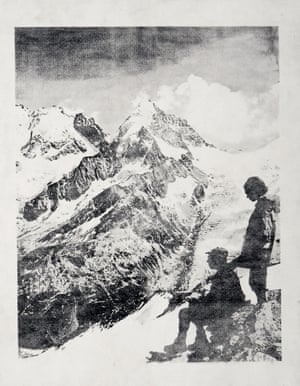 Montanhistas em Corvatsch da série Monumentos), 2022O título da exposição é inspirado na famosa observação do naturalista John Muir (1838-1914): 'As montanhas estão chamando e eu devo ir.' Hoje em dia a citação é frequentemente citada em referência ao apelo distintivo das montanhas. Essas imagens evocam a era de ouro do turismo e testemunham os esforços tecnológicos para preservar uma paisagem destinada a se extinguir em um futuro próximo