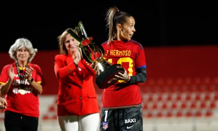 The Atlético Madrid keeper Lola Gallardo wears a shirt in support of Jenni Hermoso.