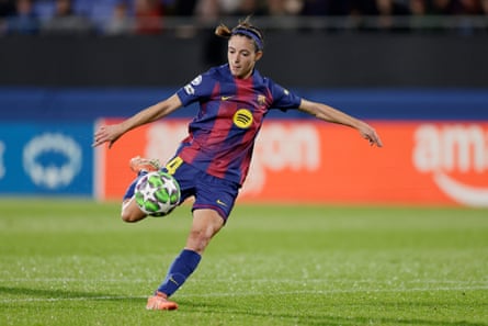Aitana Bonmatí about to strike a ball on the volley at the Estadi Johan Cruijff