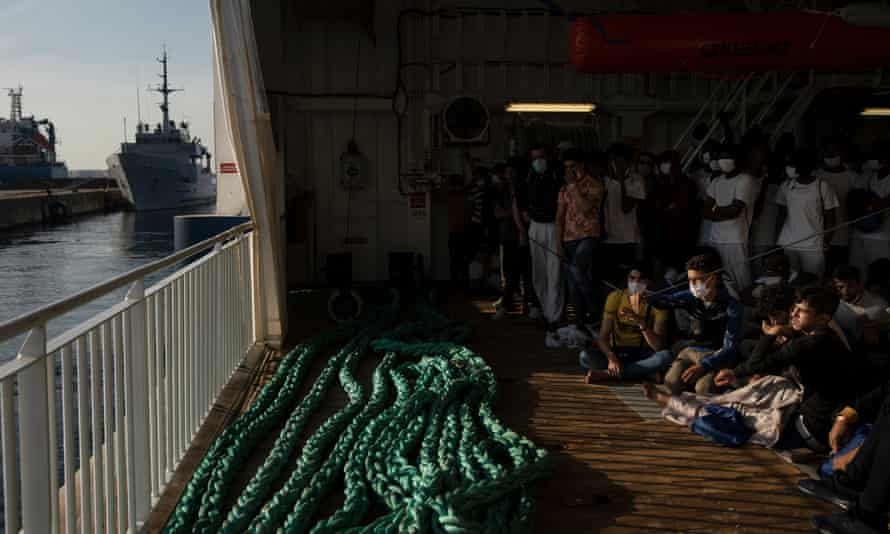 Des réfugiés secourus au large des côtes libyennes arrivent à Augusta, en Italie, à bord du Geo Barents.
