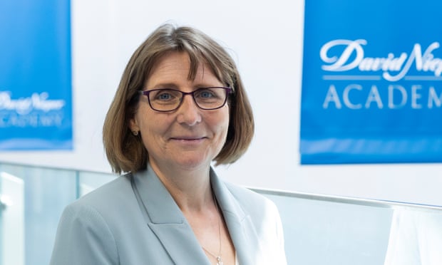 Dyrektorka Catherine Hobbs w Akademii Davida Kneppera.
