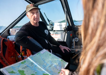 一名男子在船上,一名女子手拿地图