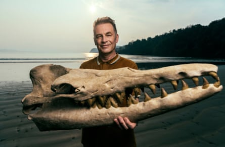 Packham with a replica skull of Dorudon atrox, an ancient relative of Dolphins.