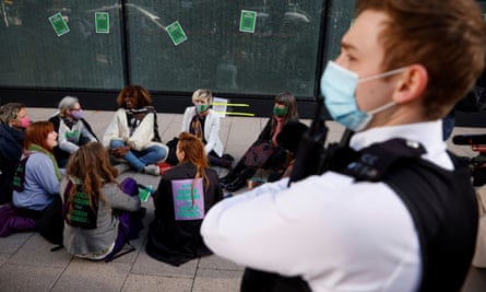 Des militants d'Extinction Rebellion attendent d'être arrêtés devant HSBC à Canary Wharf, Londres, avril 2021.
