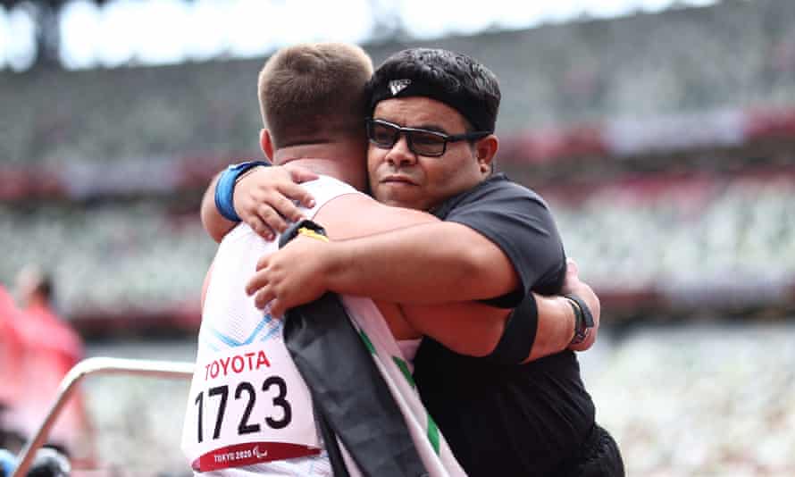 Denis Gnezdilov hugs Garrah Tnaiash after the tight finish to the final.