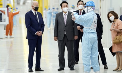 Biden in mask with factory officials