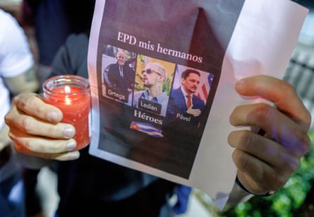 شخص يعرض صفحة تحتوي على صور لثلاثة رجال وكلمة