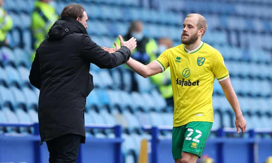 Le buteur de Norwich Teemu Pukki serre la main de Daniel Farke à Hillsborough.