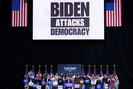 Uma placa anti-Biden no palco em New Hampshire durante o discurso de 90 minutos de Trump.