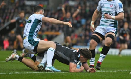Dan Frost dives over to score a try for Exeter