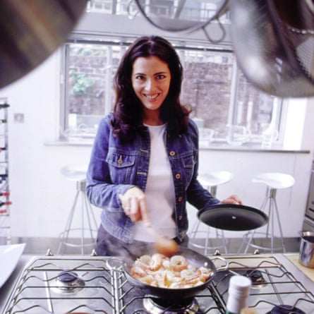 Cooking a dish on Nigella Bites, her first TV cookery show (1999-2001).