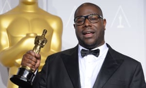 Steve McQueen cu Oscarul pentru cel mai bun film pentru 12 Years A Slave în 2014.