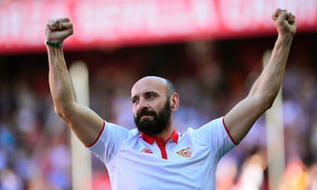 Monchi says goodbye to Sevilla’s supporters before the match against Deportivo.