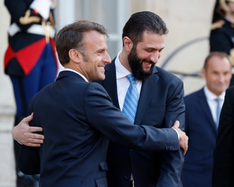 رئیسجمهور فرانسه امانوئل مکرون و رئیسجمهور سوریه احمد الشرا پس از جلسهای در پاریس، ۷ مه ۲۰۲۵