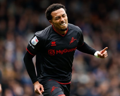 Jogadores do Millwall comemoram gol contra o QPR na Championship