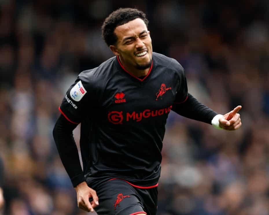 Stan Mills, do Oxford, dribla jogador do Derby County.