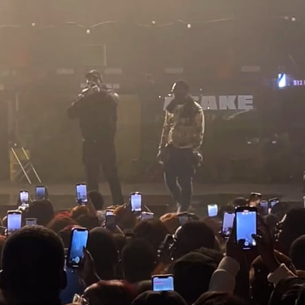 Asake et un membre du personnel sur scène à la Brixton Academy