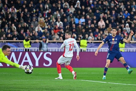 Achraf Hakimi fires in an equaliser for Paris Saint-Germain