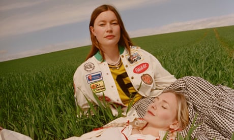 پا خيس … رايان تيزديل و دراز كشيده، هستر چمبرز.