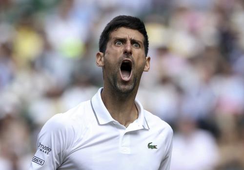 Novak Djokovic, de Serbia, celebra ganar un punto contra Roberto Bautista Agut de España durante la semifinal de individuales masculinos en Wimbledon.