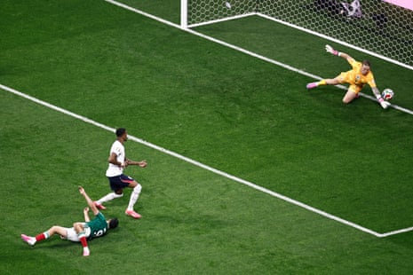Pickford gets down to make the save
