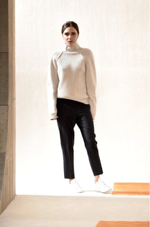 leher polo tinggi Victoria Beckham.