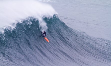 Surfar as grandes ondas da Nazaré