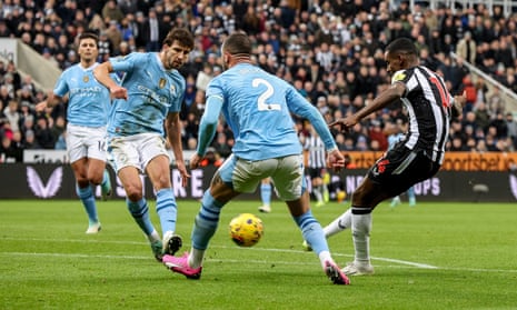 Alexander Isak scores