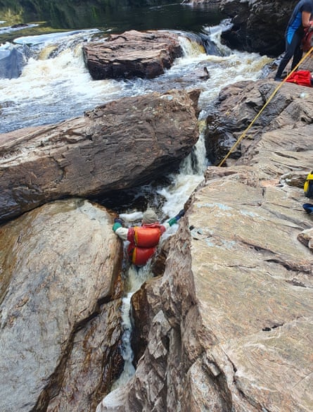 Man trapped between rocks in Franklin River