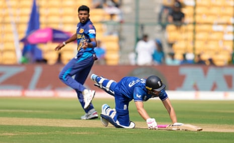 Dawid Malan dives back to his crease.