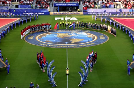 Os jogadores se alinham antes da partida