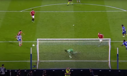 Pepê scores for Porto against Manchester United