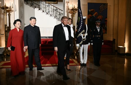 Peng Liyuan, Xi Jinping, Donald Trump and Melania Trump walk to a state dinner