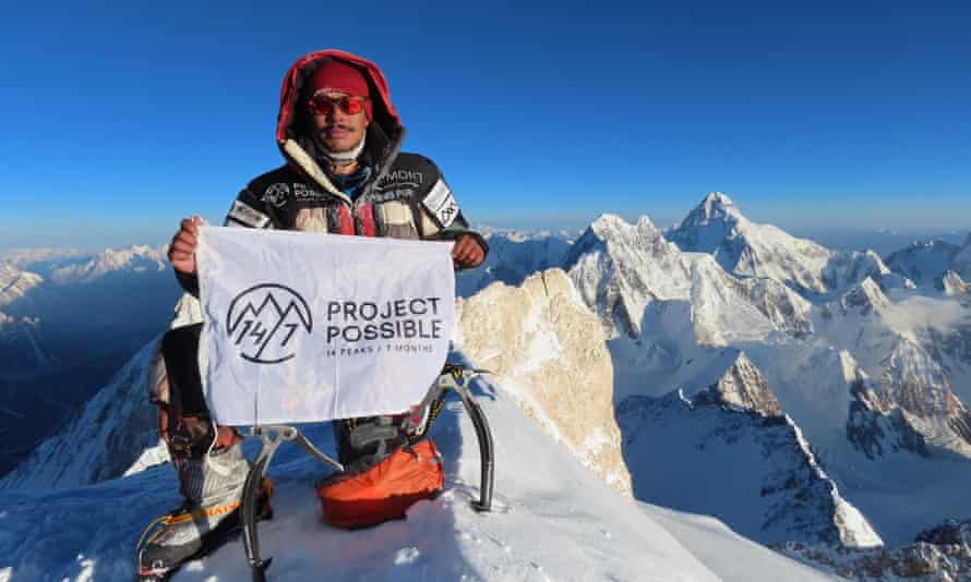 Nirmal Purja en la cima de 8035 m Gasherbrum II