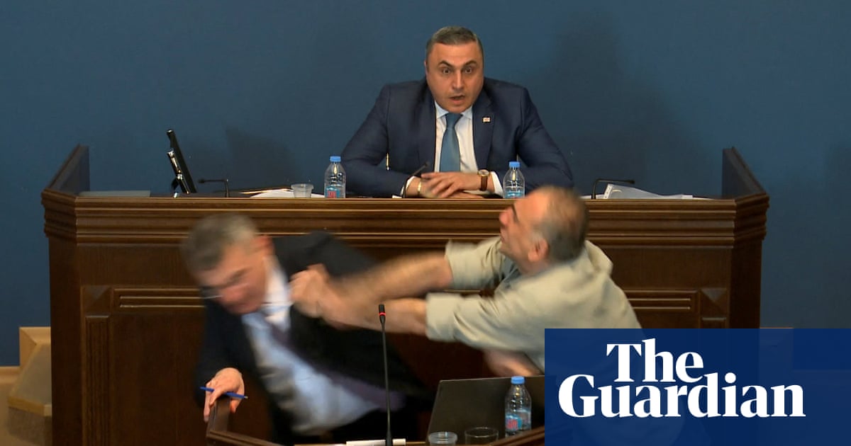 نائب جورجيا يلكم خصمه في وجهه في قتال حول مشروع قانون “العملاء الأجانب”.  جورجيا نائب جورجيا يلكم خصمه في وجهه في قتال حول مشروع قانون “العملاء الأجانب”.  جورجيا