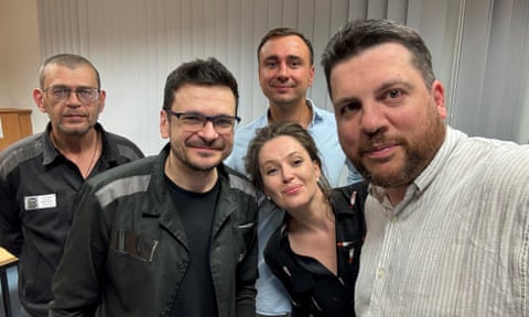 A group of people pose for a selfie qhiukiqrihtinv