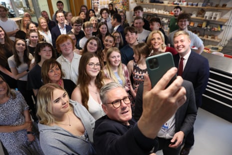 Keir Starmer taking a selfie with students at Burton and South Derbyshire College this morning.